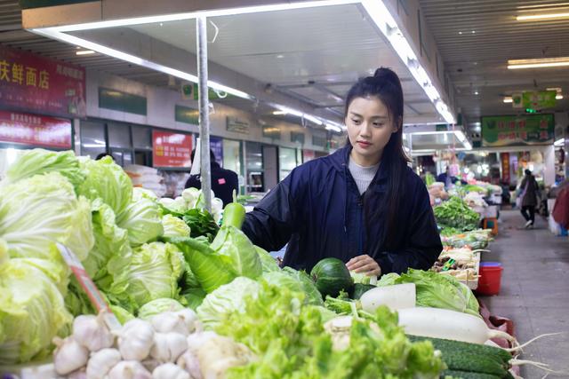 80后美女模特安天天：一秒一张照片，靠拍老年装，买下6套房