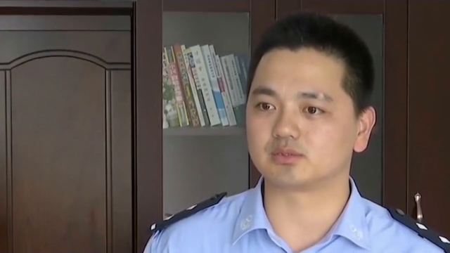 为了吸引粉丝，女主播在街头疯狂进行涉黄直播，被警方当场抓获