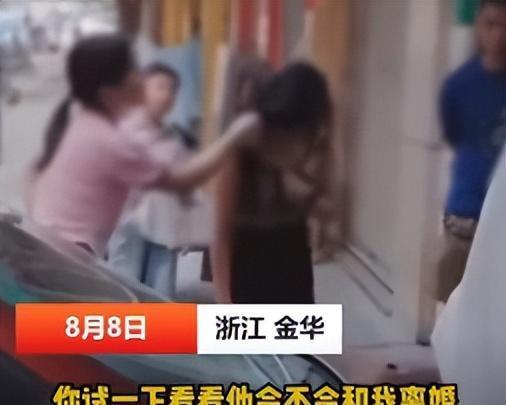 女子当街暴打小三，脱掉她胸罩，你这么漂亮？