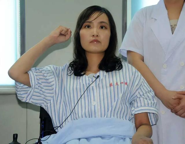 美女教师张丽莉，用双腿挽救多名学生，如今她被宠成了小公主