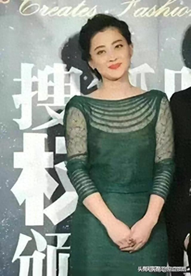 ​标题：梅婷“脱衣露乳”争议背‍后⁠：流量与艺术，谁该‌让步⁢