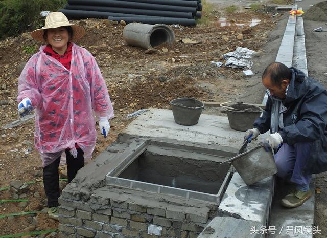 湖北宜昌：最美女泥瓦工！戴草帽批塑料膜雨衣 在建筑工地劳作