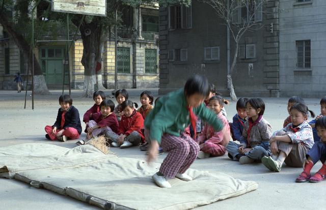 故事：36岁漂亮老师醉酒后，我陪了她一夜，她却要以身相许