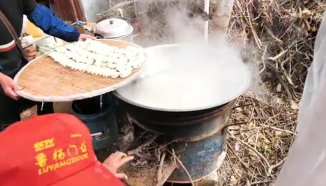 山东拉面哥隔壁的水饺西施爆火，水饺10元一碗，日入上千元