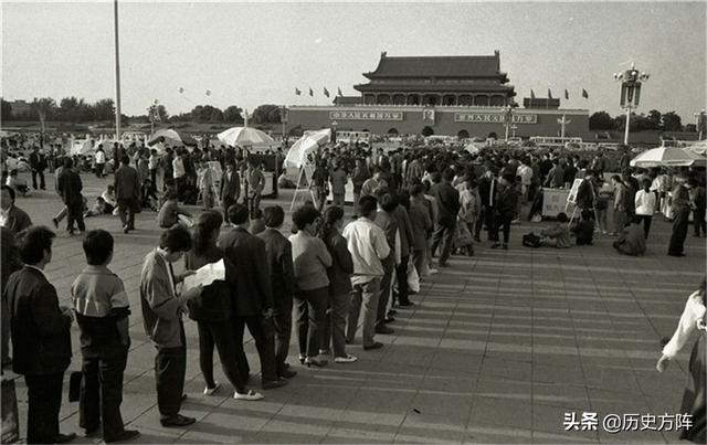 80年代我们曾经经历的场景，青年男女的穿着开始时尚起来