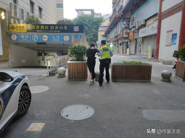 醉酒女酣睡出租车，警察蜀黍贴心送回