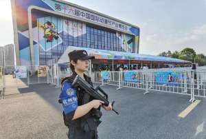 特警服美女(杭州动漫节值勤女特警，又美又飒想找她学防身术，评论区留言)