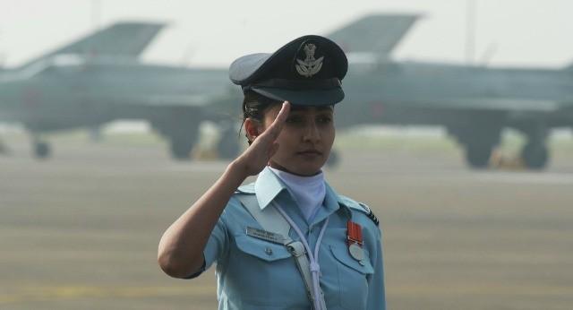 印度各军种女兵！海空军地位最高，陆军限制上战场，军警最苦最累