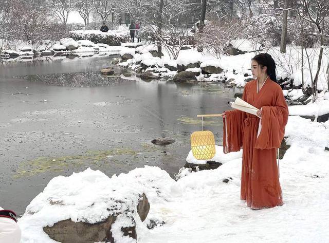 郑州女孩雪中扎堆拍古装写真，美丽又“冻人”