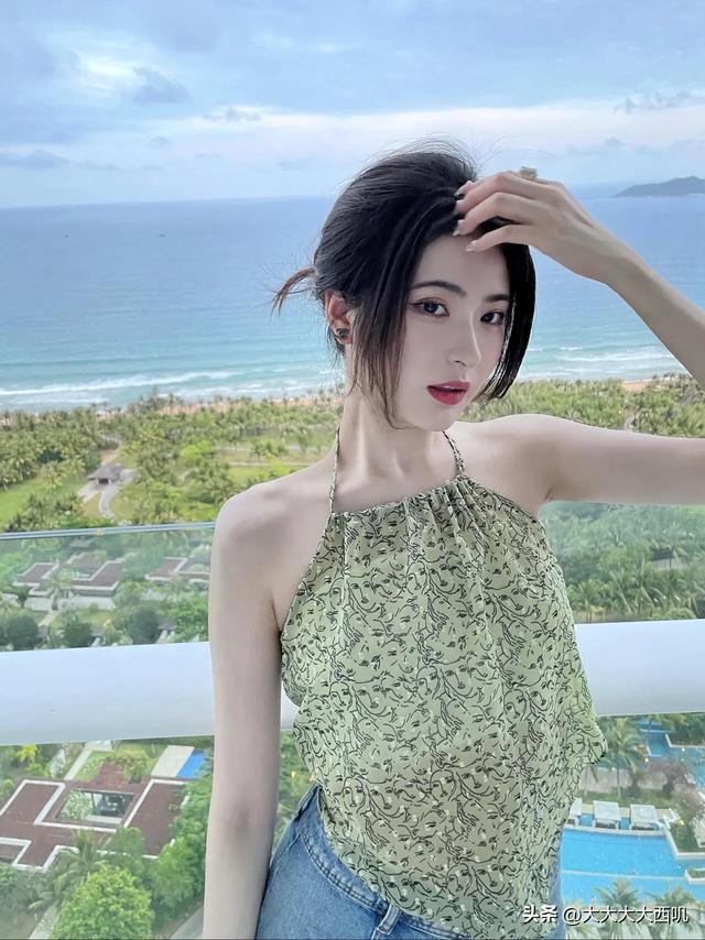 清新脱俗：绝色美女海岸上摄影写真（11）