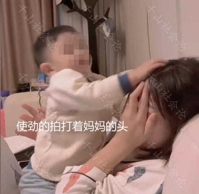 儿子坐妈妈腿上对嘴亲，女子抱着孩子头闭眼顺从，网友：亲得好久