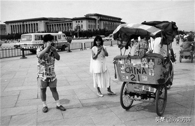 80年代我们曾经经历的场景，青年男女的穿着开始时尚起来