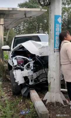 美女想死的(新车买回来，屁股还没坐热就撞成这样了，这美女想死的心都有了)