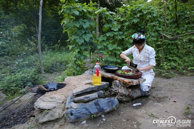 石泉90后女孩山里搭草窝 穿古装直播做美食月入2万