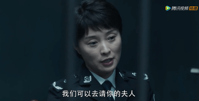 “辣眼睛”的女警扮相又来了，披头散发、高跟鞋追逃犯，真雷人