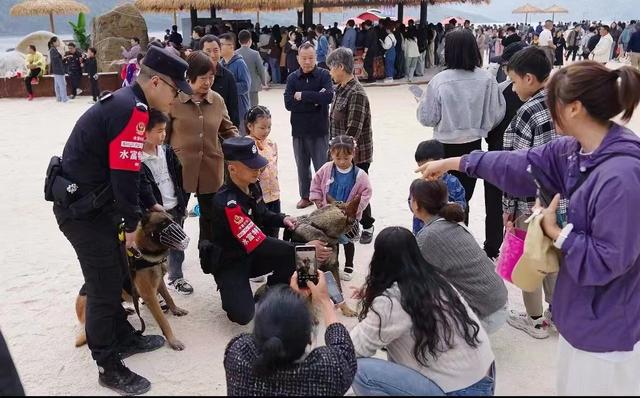 昭通水富邵女坪景区：特警巡逻保安全，2只警犬成“明星”