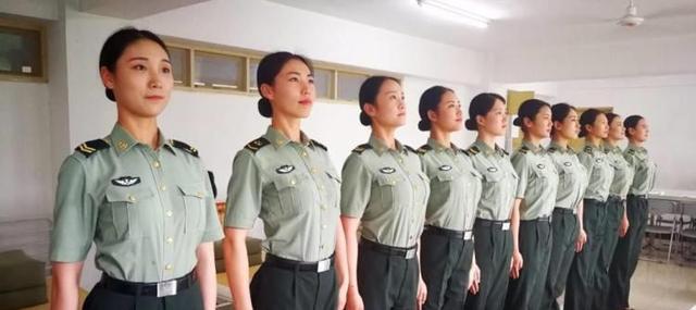 中国特战女兵脱下内衣露出后背，简直美呆了，网友：这是最美后背