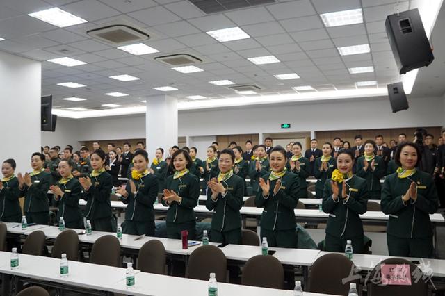 上海人注意！一大波云南空乘学员来沪！民族风美女空姐太养眼