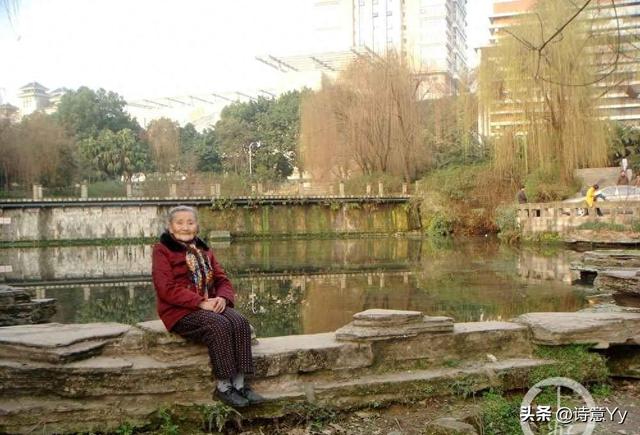 85年前照片里重大校园美女今年105岁，读过五所大学老奶奶厉害呀