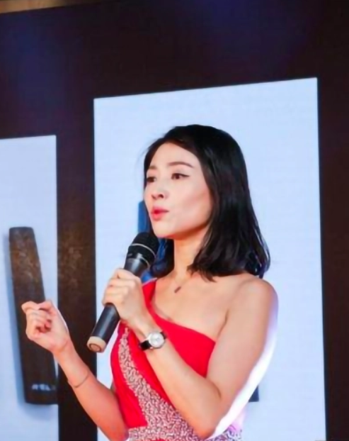 打败罗永浩？80后美女创业3年一夜暴富，全靠“一支烟”？