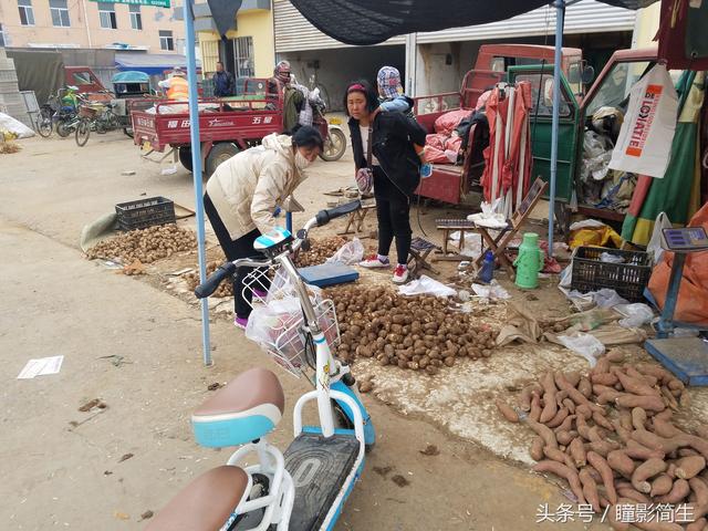 农村大集上几位美女摊主“视钱如命”，出摊达10小时，退市仍坚守