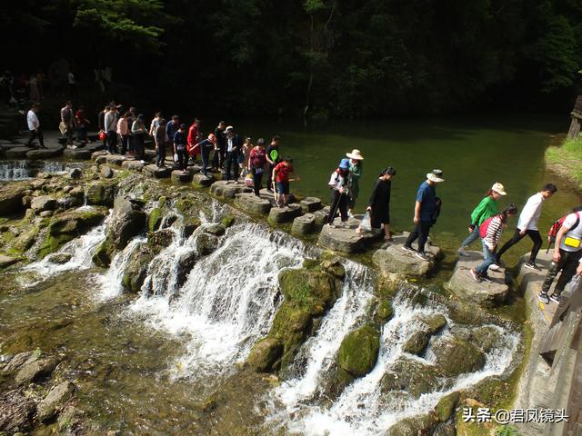 湖北宜昌：三峡大瀑布景区游客摩肩接踵 手工鞋垫60元一双