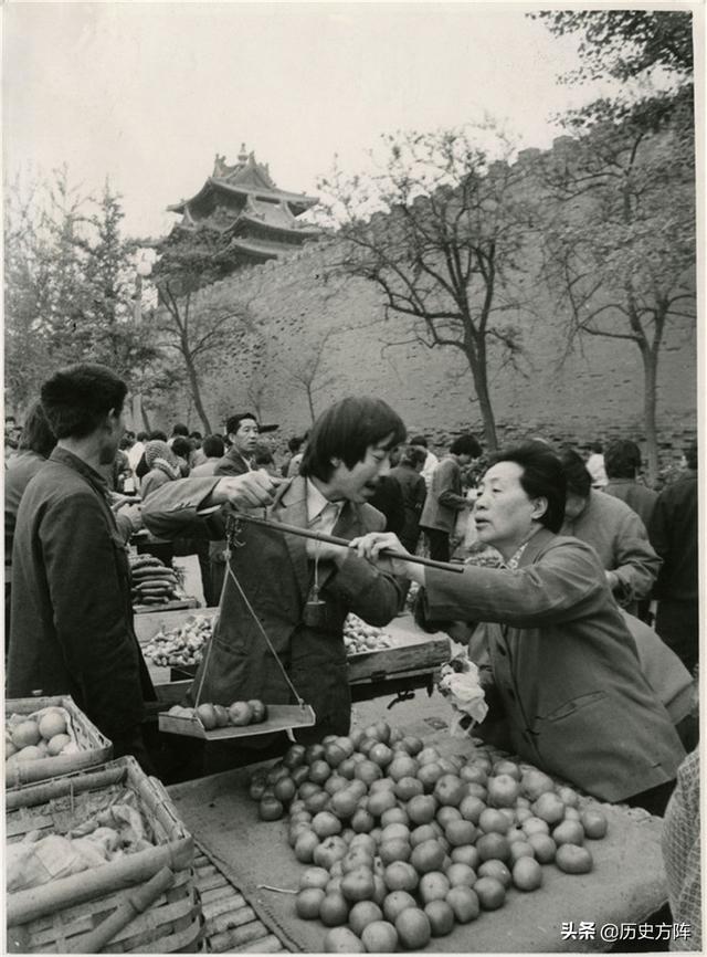 80年代我们曾经经历的场景，青年男女的穿着开始时尚起来