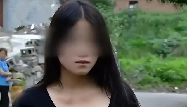 16岁少女对奶奶下手，为争百万赔偿款，奶奶跪地求饶：你是我捡的