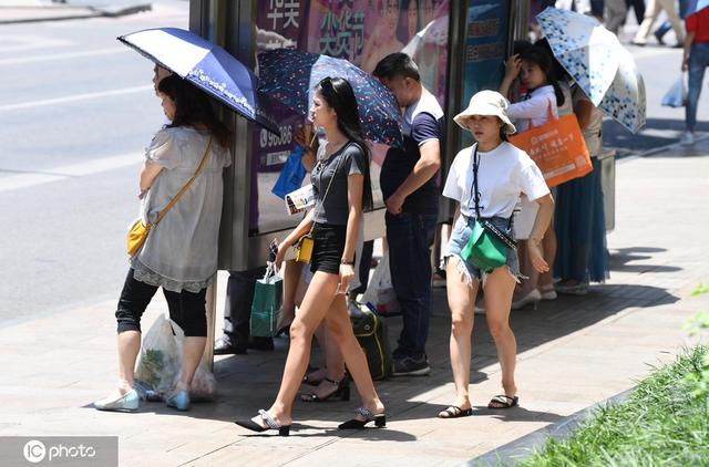 重庆热翻天直逼40℃，街头美女频现高颜值，着装清凉秀长腿