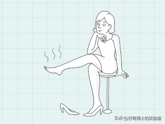 女人穿丝袜，为什么喜欢脱鞋晾脚？