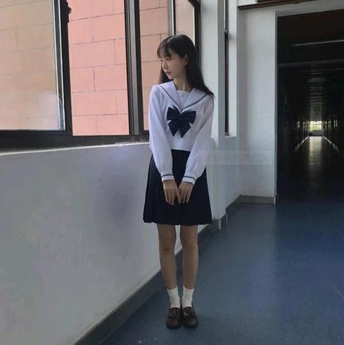 不堪入目老照片：身着水手服的日本女人，衣服都盖不住屁股