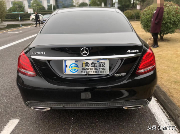 28万买台小姐姐的奔驰C200 “美女一手车”是否极受欢迎？