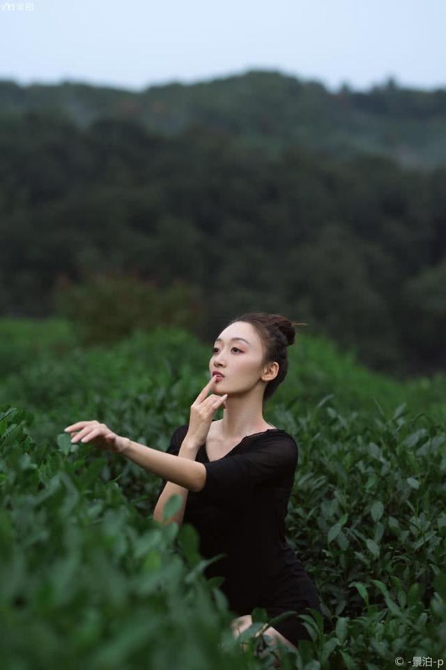 山间茶园的舞者，少女身材婀娜，舞姿曼妙，舞进了我心里