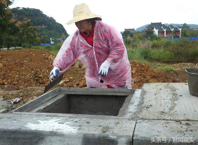 湖北宜昌：最美女泥瓦工！戴草帽批塑料膜雨衣 在建筑工地劳作