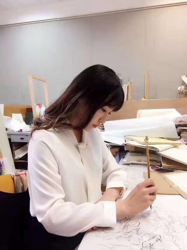 画工笔葡萄闻名的90后美女画家孙天骄