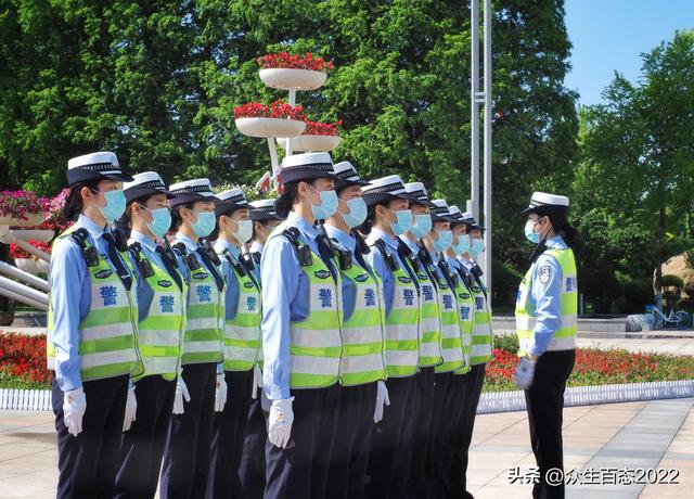 真丢人！银行美女柜员被气哭，女辅警执法被骂惨，她们替谁背锅？