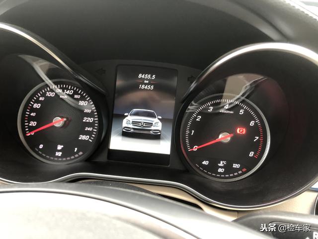 28万买台小姐姐的奔驰C200 “美女一手车”是否极受欢迎？