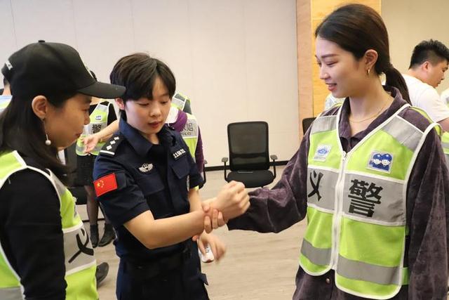 杭州动漫节值勤女特警，又美又飒！想找她学防身术，评论区留言