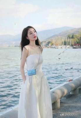 美女沐浴背影唯美图片(午后白裙美女海边写真)