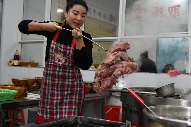 河南90后美女开店卖牛肉汤，十块钱一大碗，热烧饼随便吃