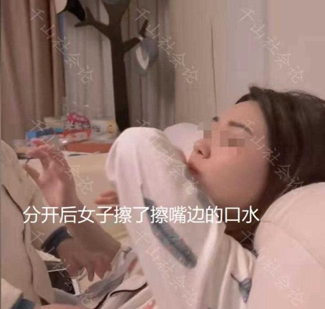 儿子坐妈妈腿上对嘴亲，女子抱着孩子头闭眼顺从，网友：亲得好久