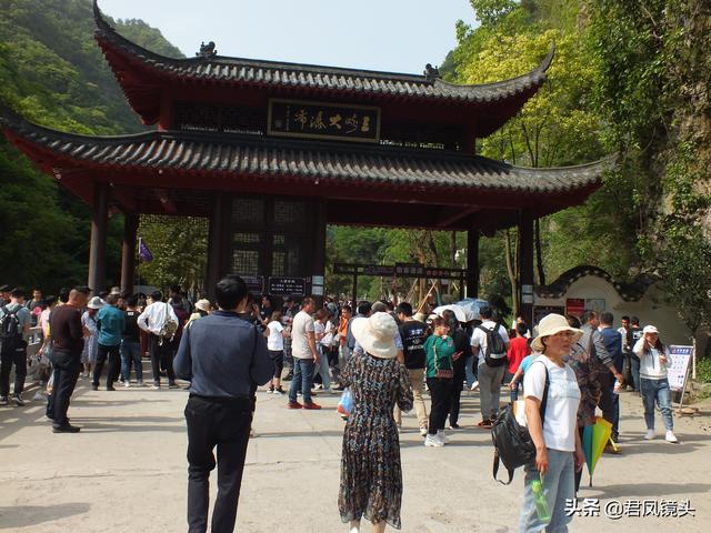 湖北宜昌：三峡大瀑布景区游客摩肩接踵 手工鞋垫60元一双