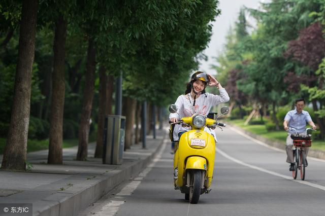 成都90后美女外卖骑手惊艳，常有男生想要她的微信号