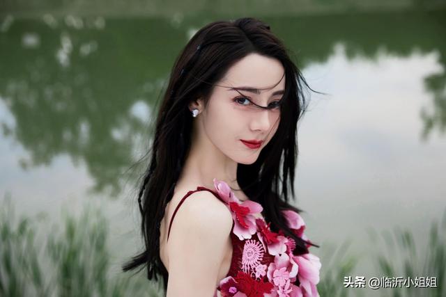 迪丽热巴，风情万种的西域美女，性感撩人的身姿，让人羡慕