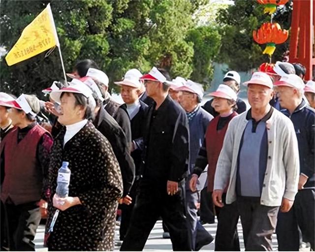 女子醉酒后跟代驾小哥车内发生关系，两人太过专注，车门都没关