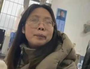 美女扒书(殴打学生的女老师：“底裤”被扒，更多细节曝光，肠子都悔青了)