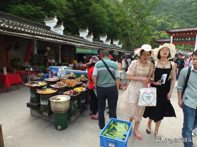 湖北宜昌：三峡大瀑布景区游客摩肩接踵 手工鞋垫60元一双