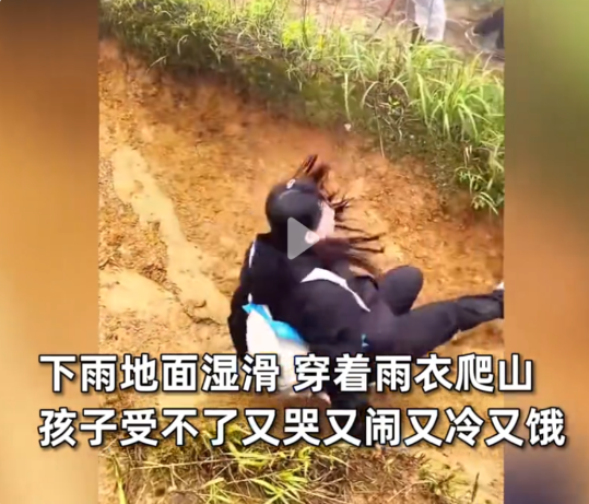 罕见！五一武功山逃难名场面，美女泥地脱衣滑行，网友不厚道笑了