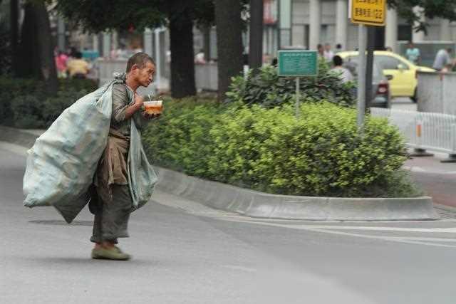 姑娘好心帮助哑巴乞丐，没想关键时刻乞丐救了自己一命