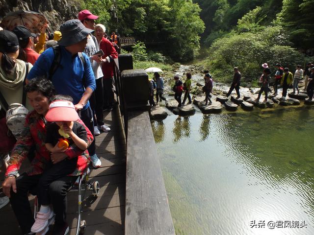 湖北宜昌：三峡大瀑布景区游客摩肩接踵 手工鞋垫60元一双